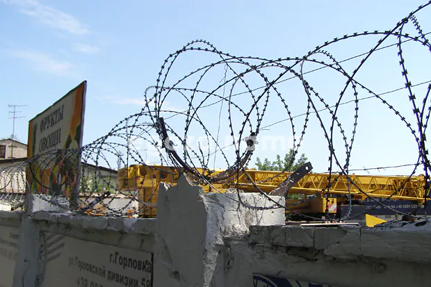 Бесформенные витки спирального заграждения, сторонний подрядчик